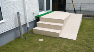 自宅の庭から室内へ入るステップとスロープ