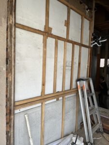 解体中、壁の中から出てきたものとは？