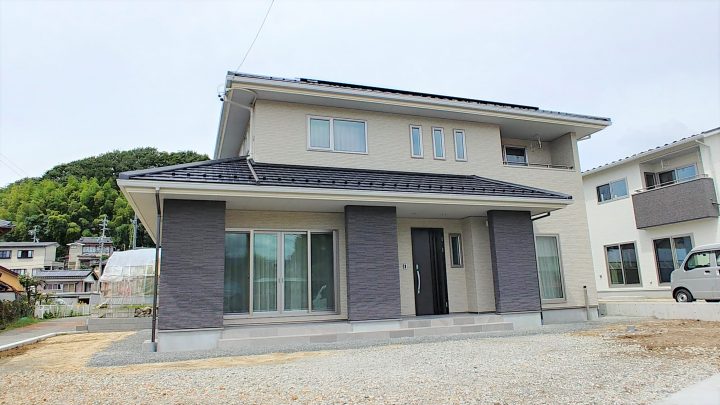 お庭へと繋がるタイルデッキの住宅施工例 飯田市の注文住宅u建築